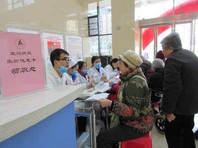 樂齡同行，健康相伴——市六醫院攜手晚報俱樂部為老人送上冬日暖陽